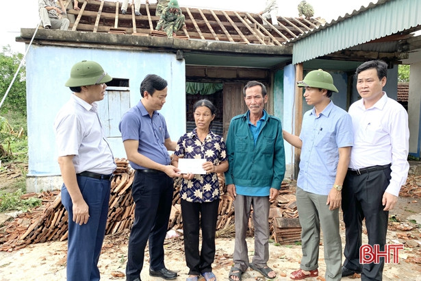 MTTQ Hà Tĩnh trao 132 triệu đồng hỗ trợ người dân thiệt hại do bão