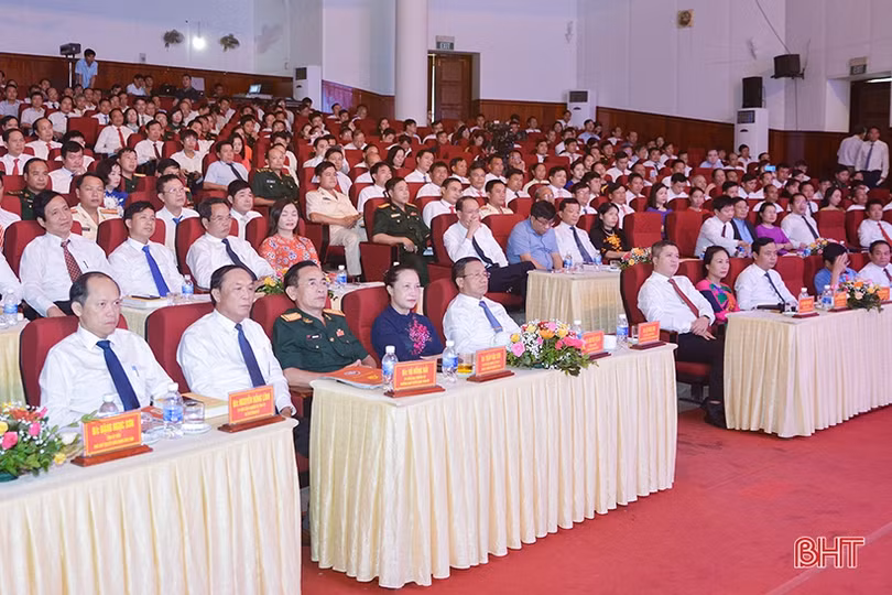 Hà Tĩnh sơ kết 3 năm thực hiện Chỉ thị 05-CT/TW và vinh danh điển hình học tập và làm theo Bác