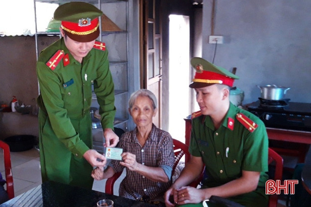 Không nghỉ lễ, Công an Thạch Hà đến tận nhà làm CMND cho người dân