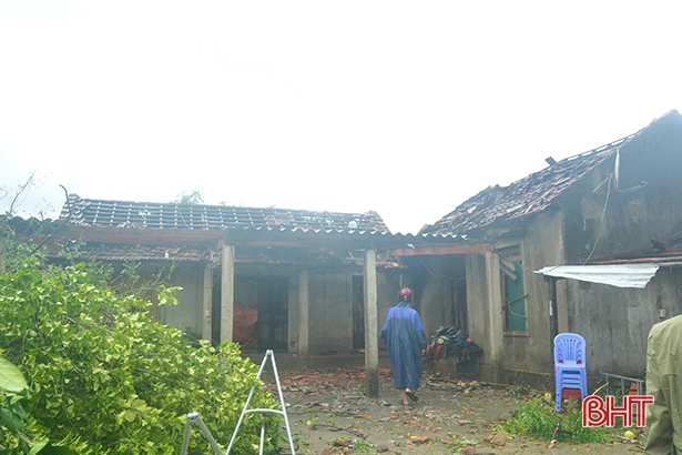 41 nhà dân ở thị xã Kỳ Anh bị tốc mái trước khi bão số 4 đổ bộ