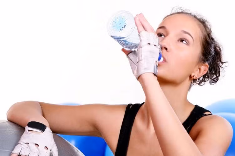 Ngày hè có nên uống nước nhiều hơn ăn?