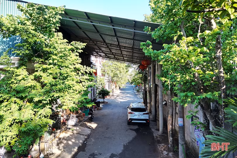 Dựng mái che tạo bóng râm, “tiện thể” chiếm luôn lòng đường ở TP Hà Tĩnh