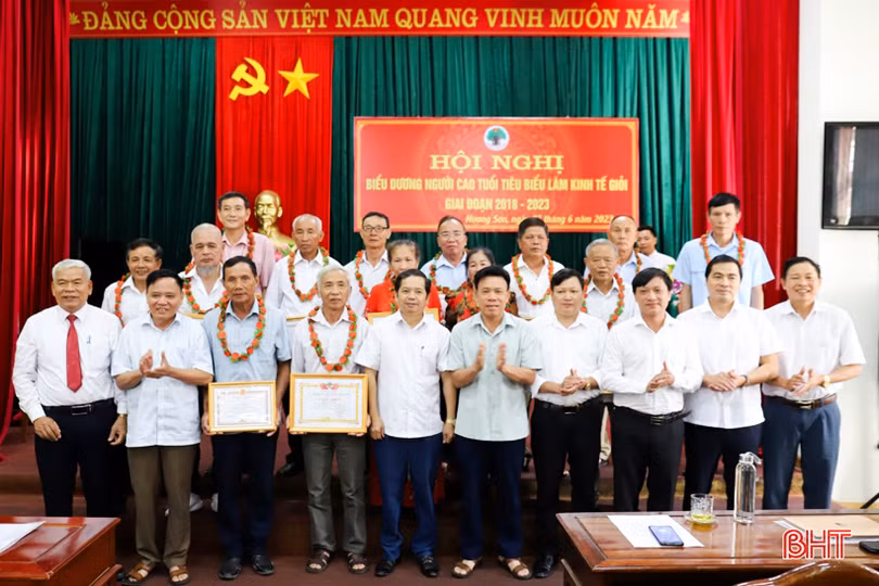 Hương Sơn vinh danh 15 người cao tuổi làm kinh tế giỏi