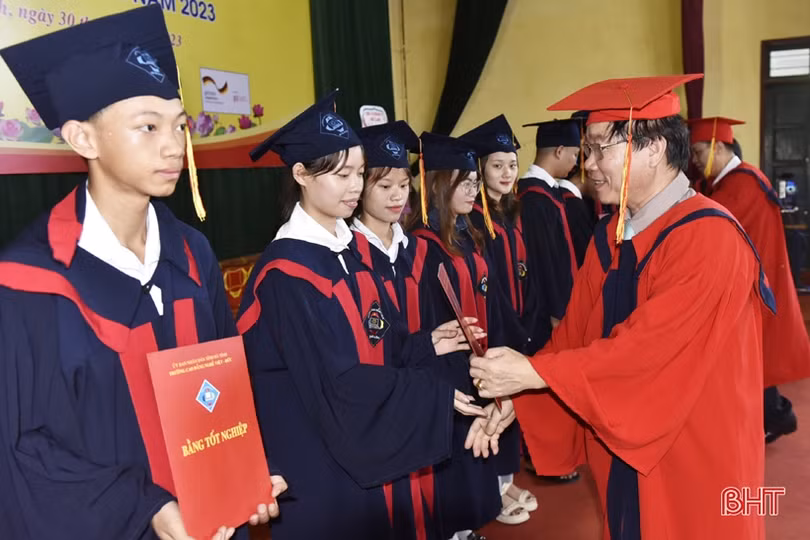 Cao đẳng Kỹ thuật Việt - Đức Hà Tĩnh trao bằng tốt nghiệp cho 1.466 HSSV