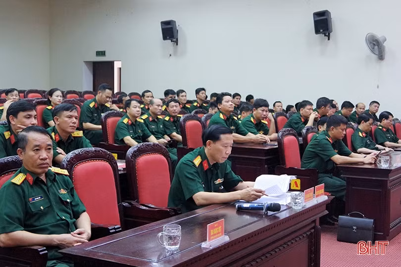 Bộ CHQS Hà Tĩnh trao các quyết định về công tác cán bộ