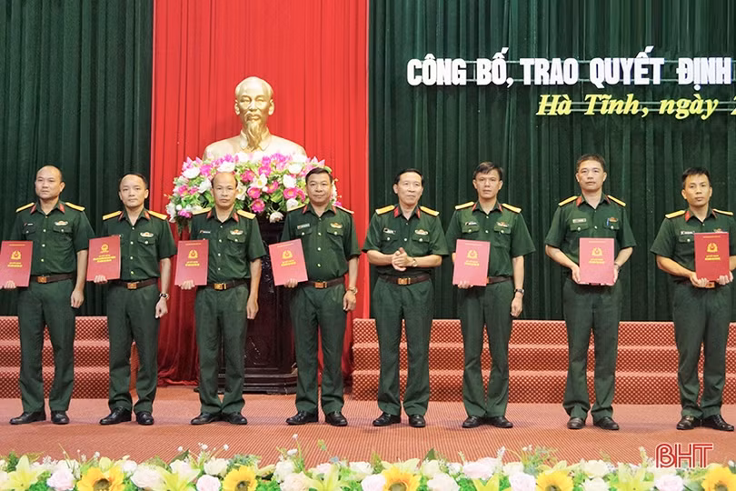 Bộ CHQS Hà Tĩnh trao các quyết định về công tác cán bộ
