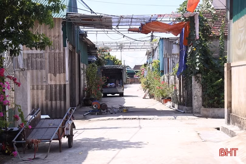 Dựng mái che tạo bóng râm, “tiện thể” chiếm luôn lòng đường ở TP Hà Tĩnh