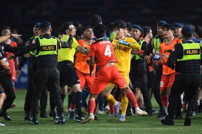 AFC tăng án phạt vụ hỗn chiến chung kết SEA Games 32