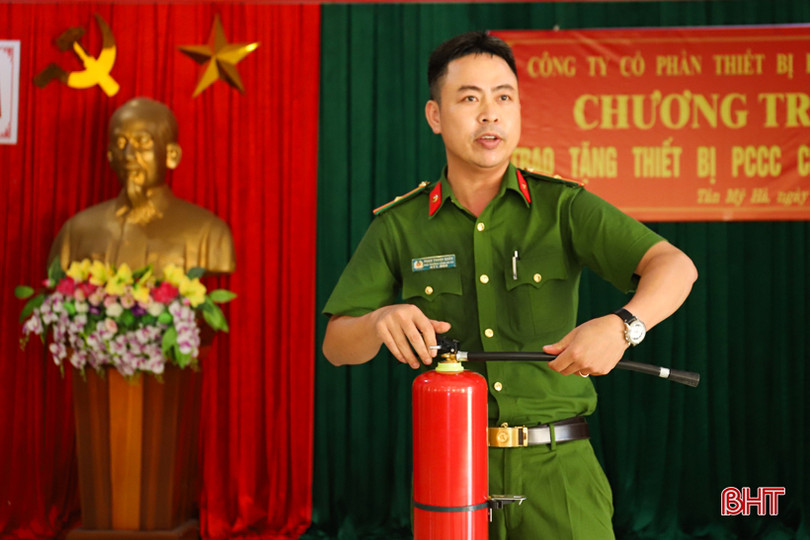 Doanh nghiệp ở Nghệ An hỗ trợ thiết bị chữa cháy cho hộ nghèo Hương Sơn