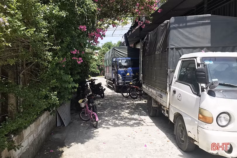 Dựng mái che tạo bóng râm, “tiện thể” chiếm luôn lòng đường ở TP Hà Tĩnh