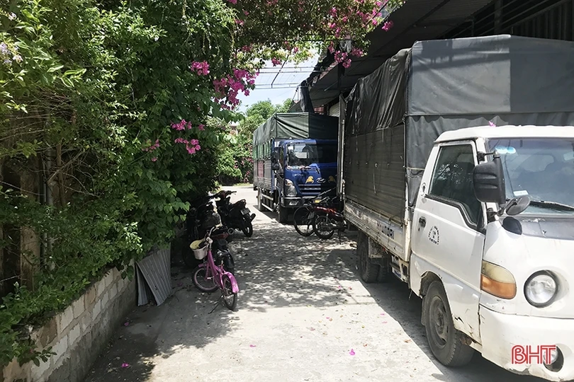 Dựng mái che tạo bóng râm, “tiện thể” chiếm luôn lòng đường ở TP Hà Tĩnh