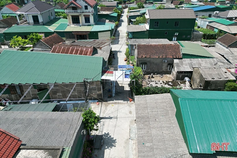 Dựng mái che tạo bóng râm, “tiện thể” chiếm luôn lòng đường ở TP Hà Tĩnh