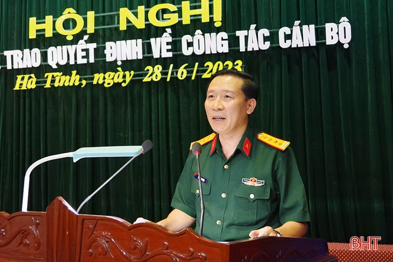 Bộ CHQS Hà Tĩnh trao các quyết định về công tác cán bộ