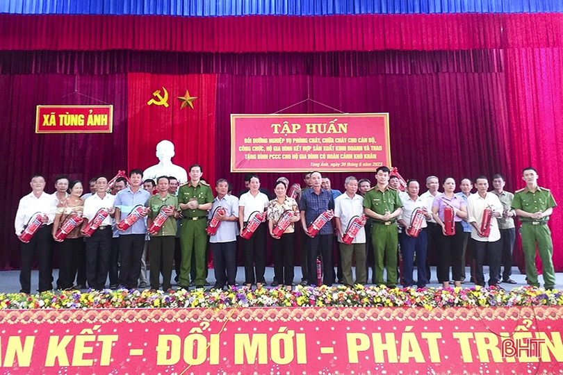Trang bị kiến thức PCCC và cứu nạn, cứu hộ cho cán bộ xã Tùng Ảnh