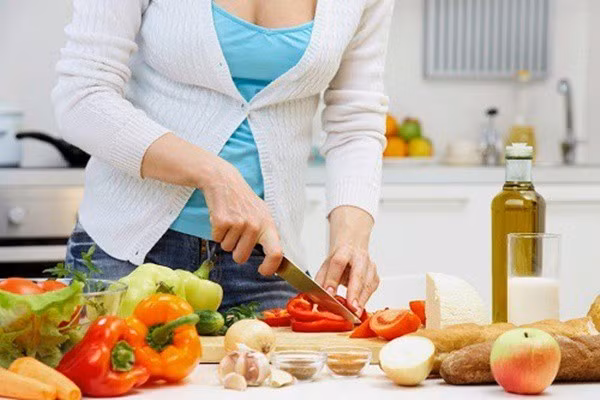 Ngày hè có nên uống nước nhiều hơn ăn?