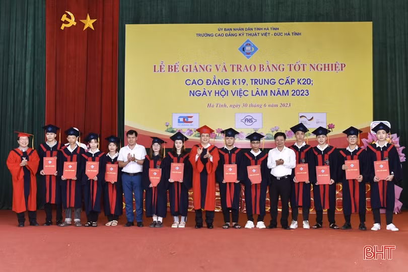 Cao đẳng Kỹ thuật Việt - Đức Hà Tĩnh trao bằng tốt nghiệp cho 1.466 HSSV