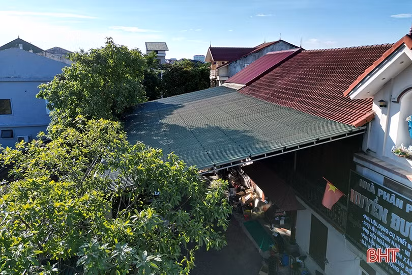 Dựng mái che tạo bóng râm, “tiện thể” chiếm luôn lòng đường ở TP Hà Tĩnh