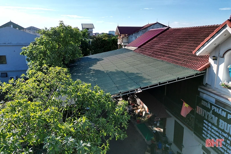 Dựng mái che tạo bóng râm, “tiện thể” chiếm luôn lòng đường ở TP Hà Tĩnh