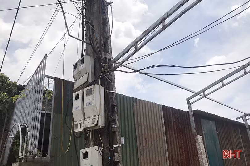 Dựng mái che tạo bóng râm, “tiện thể” chiếm luôn lòng đường ở TP Hà Tĩnh