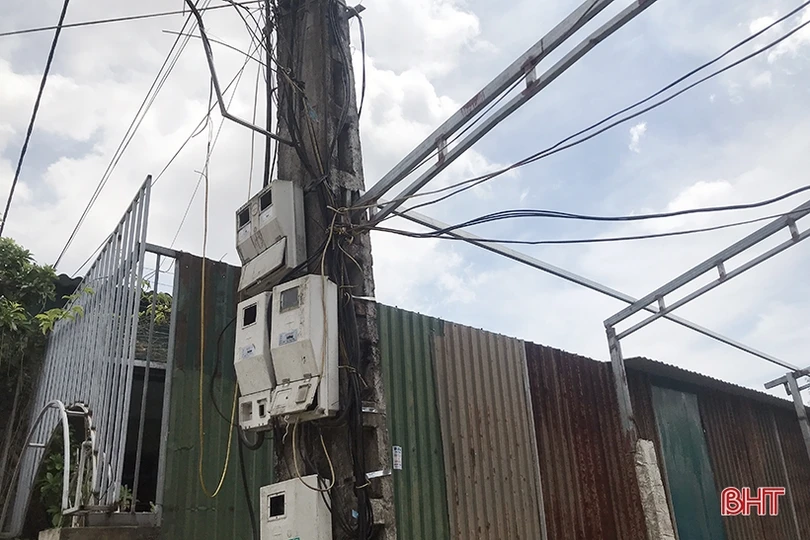 Dựng mái che tạo bóng râm, “tiện thể” chiếm luôn lòng đường ở TP Hà Tĩnh