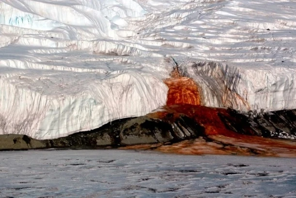 Bí ẩn phía sau thác nước màu đỏ máu ở Nam Cực