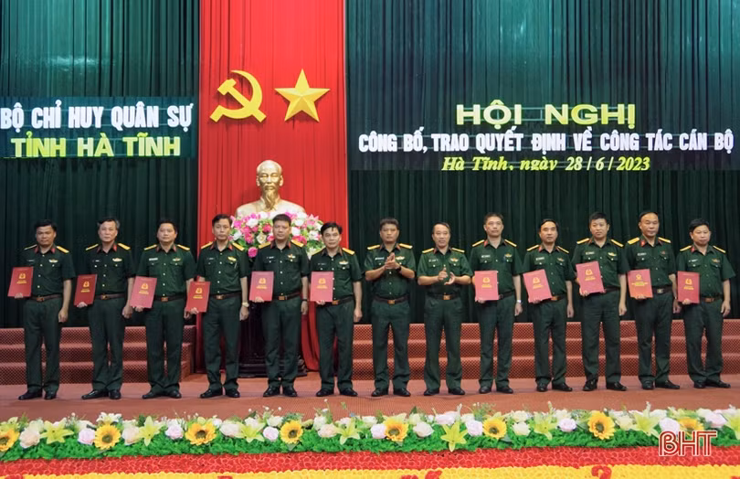 Bộ CHQS Hà Tĩnh trao các quyết định về công tác cán bộ