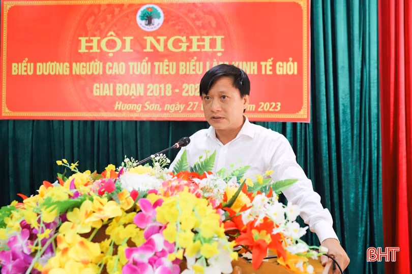Hương Sơn vinh danh 15 người cao tuổi làm kinh tế giỏi