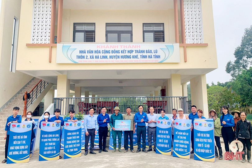 Tích cực hỗ trợ thôn khó ở Hương Khê xây dựng nông thôn mới