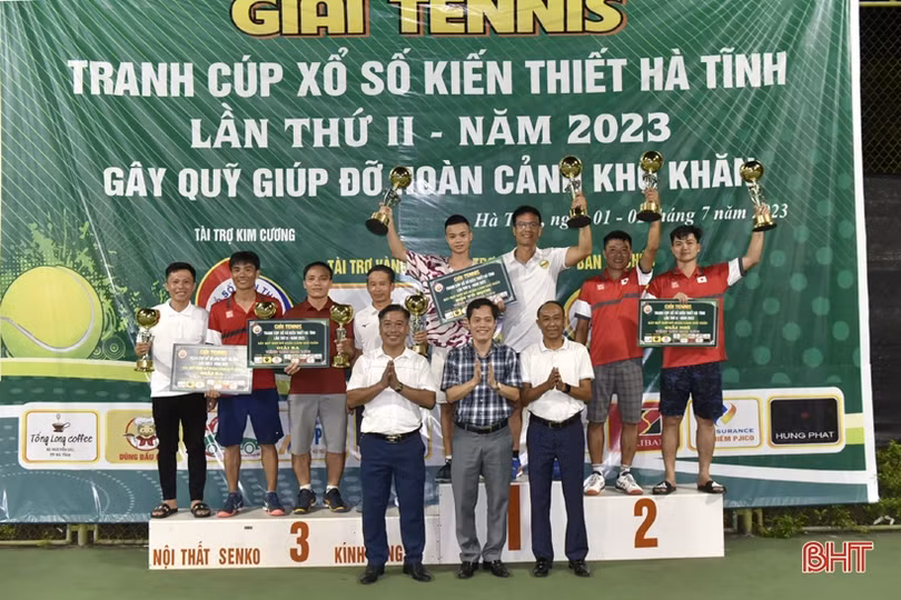 Trao giải Tennis tranh Cúp Xổ số kiến thiết Hà Tĩnh 