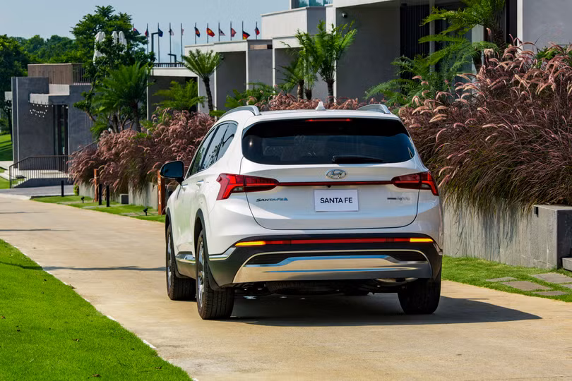 Hyundai Santa Fe hybrid giá 1,45 tỷ đồng