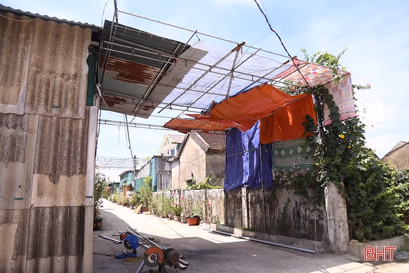 Dựng mái che tạo bóng râm, “tiện thể” chiếm luôn lòng đường ở TP Hà Tĩnh