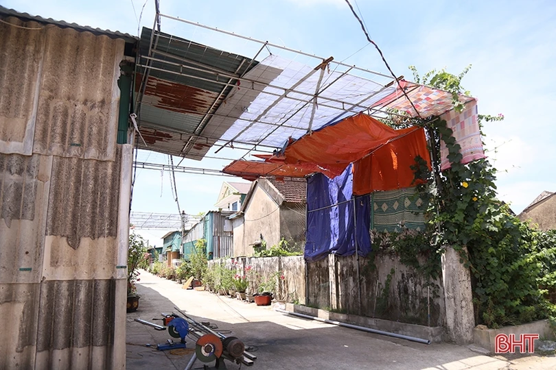 Dựng mái che tạo bóng râm, “tiện thể” chiếm luôn lòng đường ở TP Hà Tĩnh