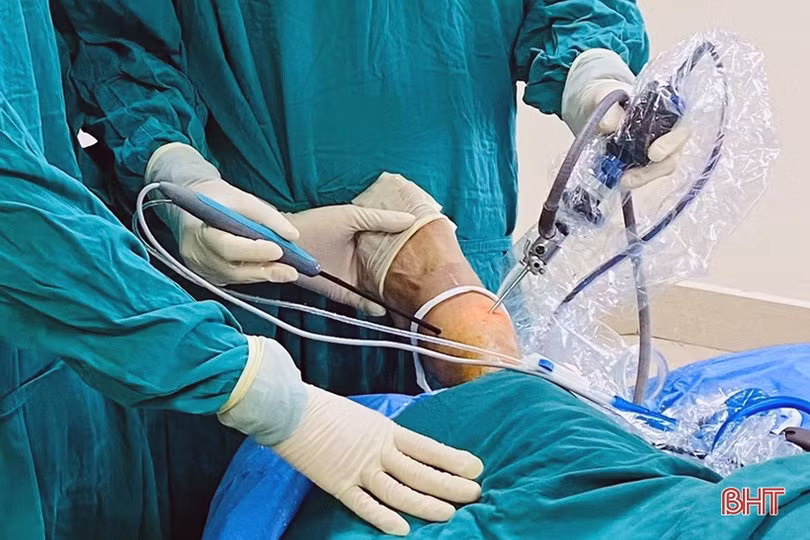 Lần đầu tiên triển khai kỹ thuật phẫu thuật nội soi khớp cổ chân ở Hà Tĩnh