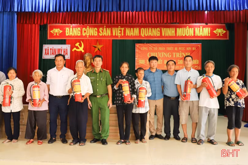 Doanh nghiệp ở Nghệ An hỗ trợ thiết bị chữa cháy cho hộ nghèo Hương Sơn