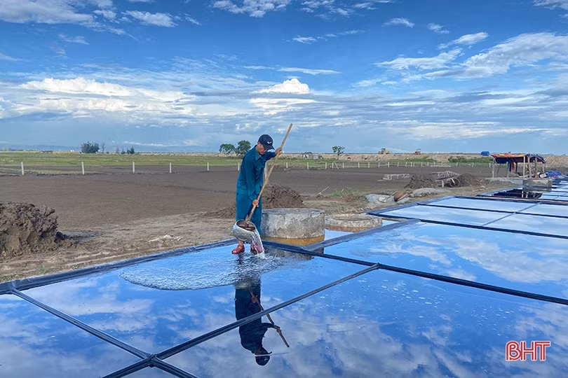 Người dân Hà Tĩnh sản xuất muối sạch bằng phương pháp mới, năng suất tăng 30 - 40%