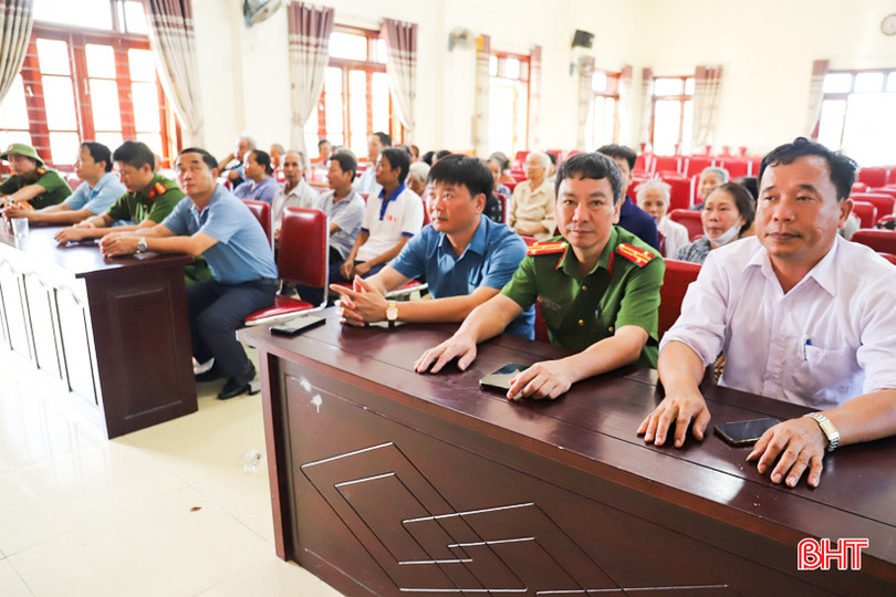 Doanh nghiệp ở Nghệ An hỗ trợ thiết bị chữa cháy cho hộ nghèo Hương Sơn