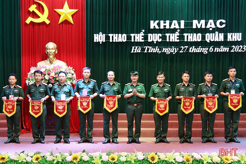 Hơn 300 VĐV tham gia Hội thao Thể dục thể thao Quân khu 4 tại Hà Tĩnh