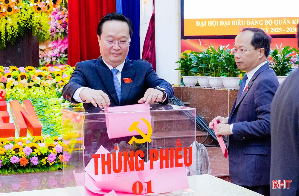 Các đại biểu bỏ phiếu bầu Ban Chấp hành Đảng bộ Quân khu nhiệm kỳ 2025-2030. Ảnh: Phạm Bằng bqbht_br_bna-dsc8683-9287.jpg