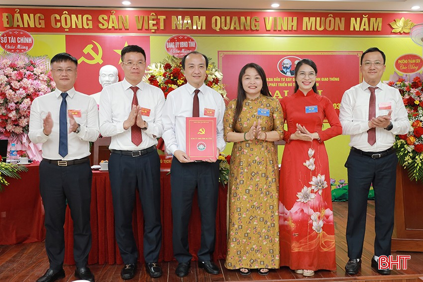 Đại biểu trao quyết định và tặng hoa chúc mừng BCH Đảng bộ BQL dự án đầu tư xây dựng công trình giao thông và phát triển đô thị tỉnh nhiệm kỳ 2025 - 2030. bqbht_br_img-3338.jpg