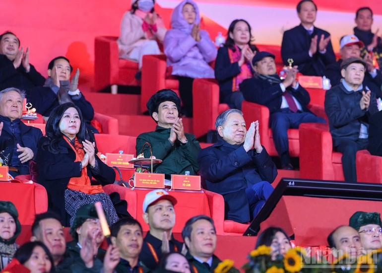 Tổng Bí thư Tô Lâm và các đồng chí lãnh đạo Đảng, Nhà nước dự chương trình.