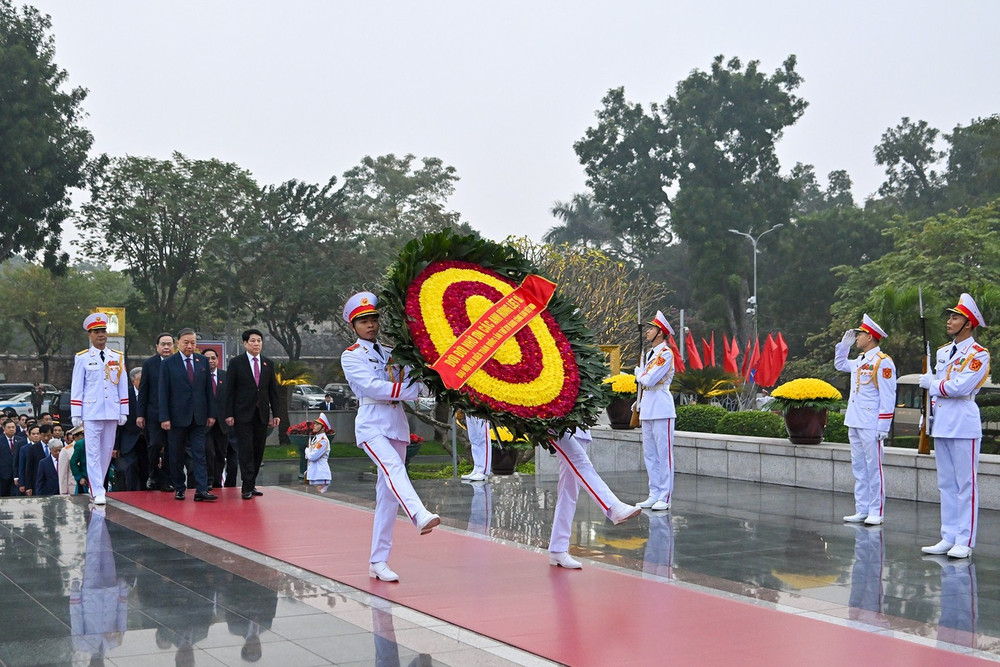 Đoàn đại biểu dâng hoa tưởng niệm các anh hùng liệt sĩ. Vòng hoa của đoàn mang dòng chữ: "Đời đời nhớ ơn các anh hùng liệt sĩ". Ảnh daihoidangtoanquoc.vn