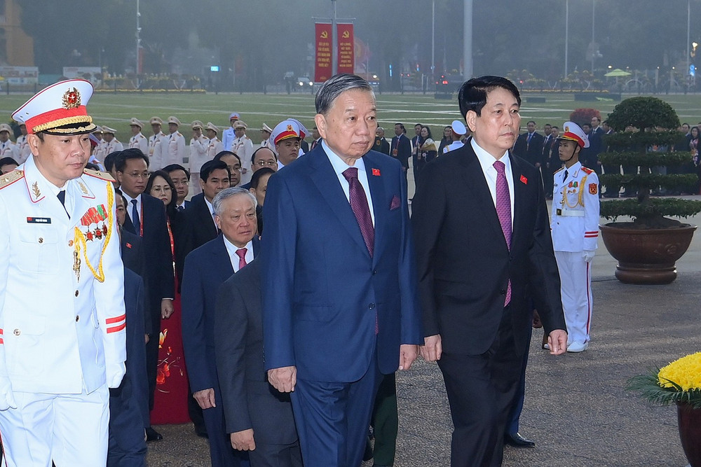 Tổng Bí thư Tô Lâm, Chủ tịch nước Lương Cường và các đại biểu vào Lăng viếng Chủ tịch Hồ Chí Minh. Ảnh daihoidangtoanquoc.vn