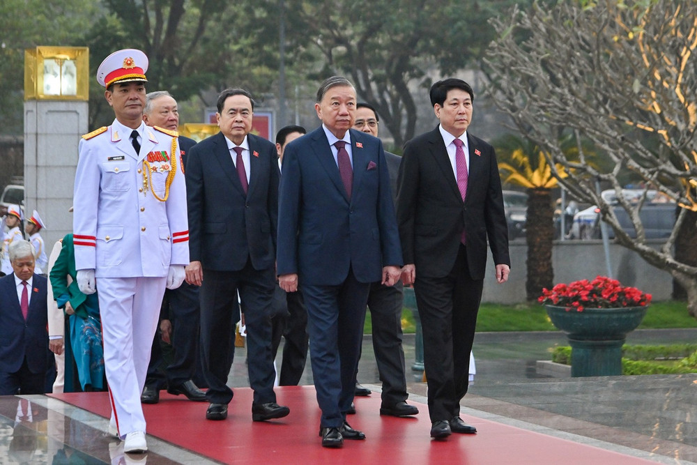 Tiếp đó, các đồng chí Lãnh đạo Đảng và Nhà nước cùng các đại biểu đã tới đặt vòng hoa, dâng hương tưởng niệm các anh hùng liệt sĩ tại Đài tưởng niệm các anh hùng liệt sĩ trên đường Bắc Son. Ảnh daihoidangtoanquoc.vn