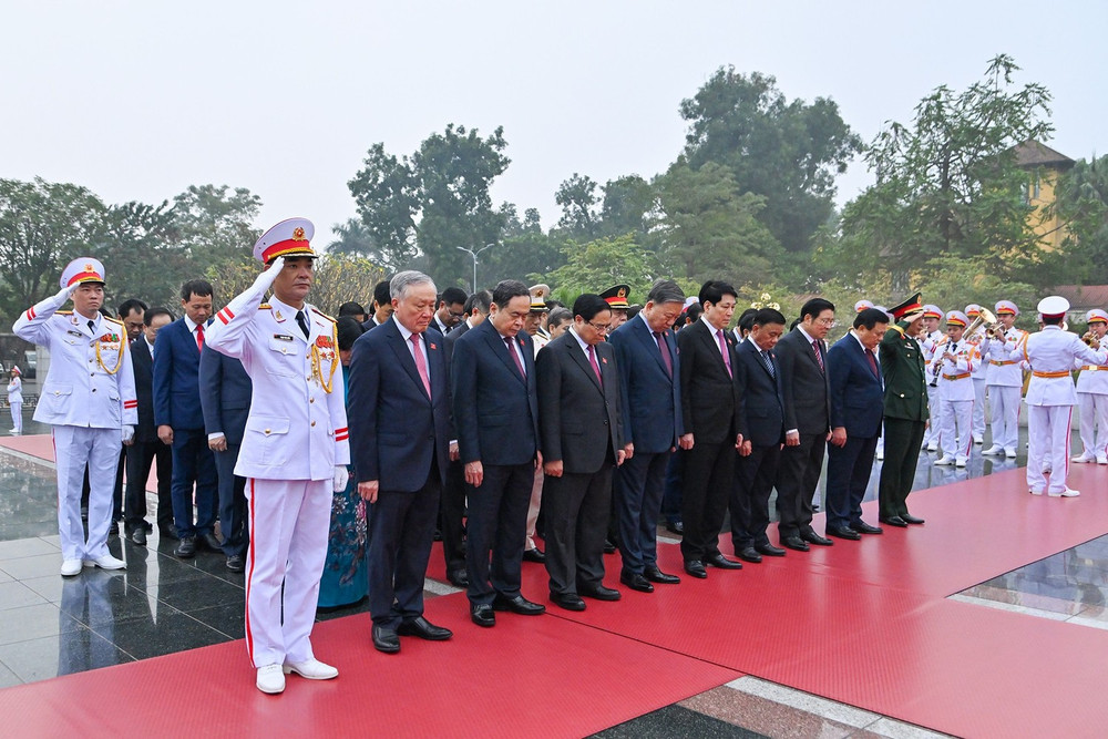 Trong không khí trang nghiêm, các đồng chí Lãnh đạo Đảng, Nhà nước và các đại biểu bày tỏ lòng tưởng nhớ những người con ưu tú của dân tộc đã không tiếc máu xương, dũng cảm chiến đấu, hy sinh vì nền độc lập, tự do của Tổ quốc, vì hạnh phúc của nhân dân. Ảnh daihoidangtoanquoc.vn