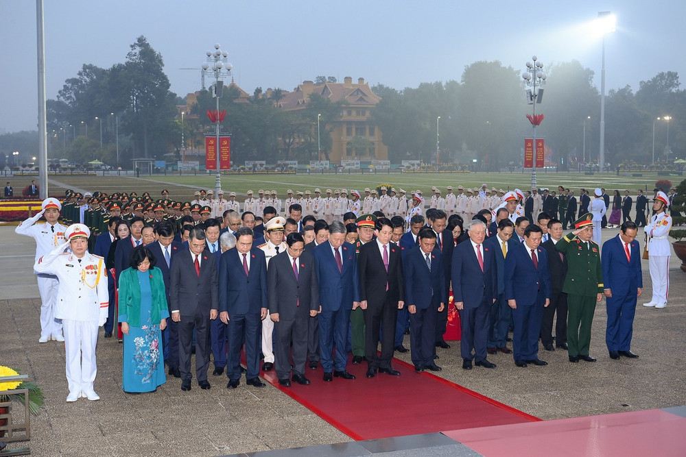 Các đại biểu thành kính tưởng nhớ Chủ tịch Hồ Chí Minh. Ảnh daihoidangtoanquoc.vn