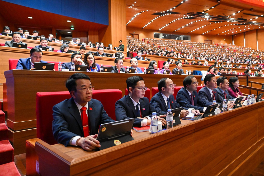 Các đại biểu dự phiên thảo luận tại hội trường về các Văn kiện Đại hội.