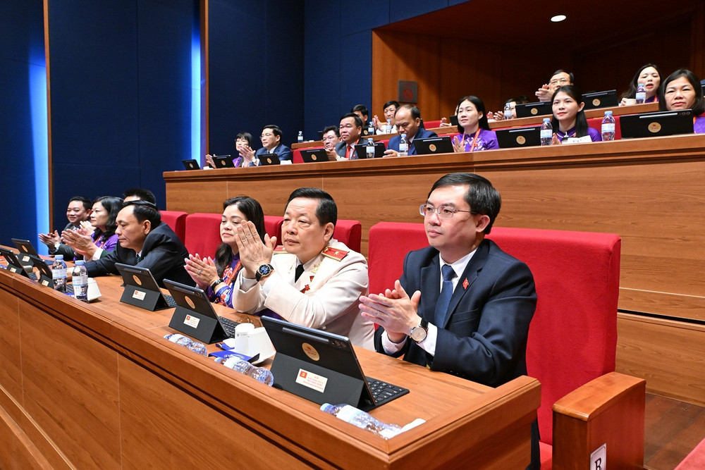 Các đại biểu dự phiên thảo luận tại hội trường về các Văn kiện Đại hội.