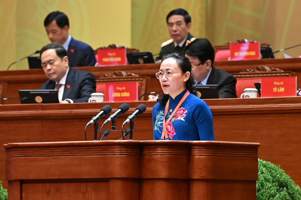 Đồng chí Lê Ngọc Hân, Bí thư Đảng ủy đặc khu Cô Tô, tỉnh Quảng Ninh trình bày tham luận với chủ đề “Bảo vệ môi trường, thích ứng với biến đổi khí hậu - Trụ cột chiến lược trong phát triển bền vững của kỷ nguyên mới nhìn từ thực tiễn đặc khu Cô Tô, tỉnh Quảng Ninh”.