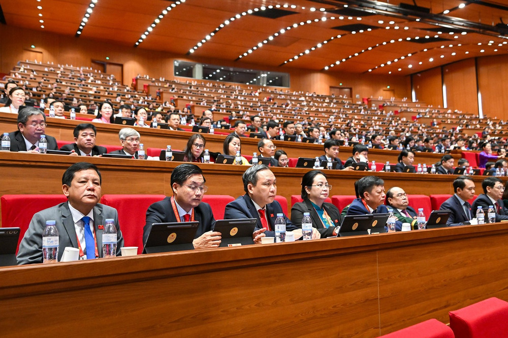 Các đại biểu dự phiên thảo luận tại hội trường về các Văn kiện Đại hội.