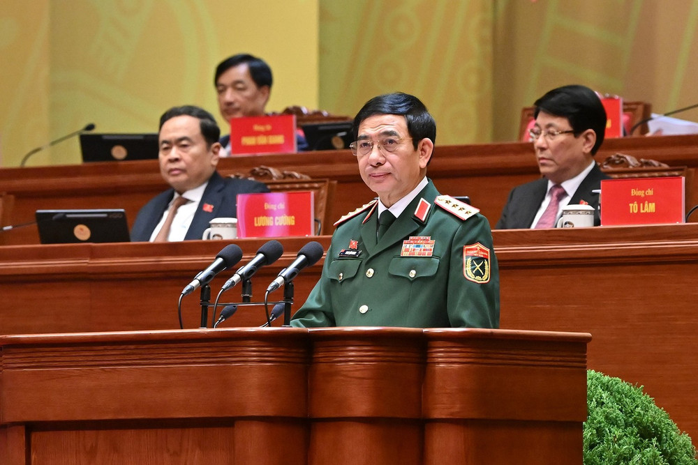 Đại tướng Phan Văn Giang, Ủy viên Bộ Chính trị, Phó Bí thư Quân ủy Trung ương, Bộ trưởng Bộ Quốc phòng, tham luận về vấn đề "Xây dựng Quân đội nhân dân cách mạng, chính quy, tinh nhuệ, hiện đại, làm nòng cốt xây dựng nền quốc phòng vững mạnh, hiện đại, gắn với nền an ninh nhân dân và thế trận lòng dân vững chắc".